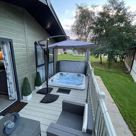 Reynards Retreat Lodge With Hot Tub Barmby on the Moor Экстерьер фото