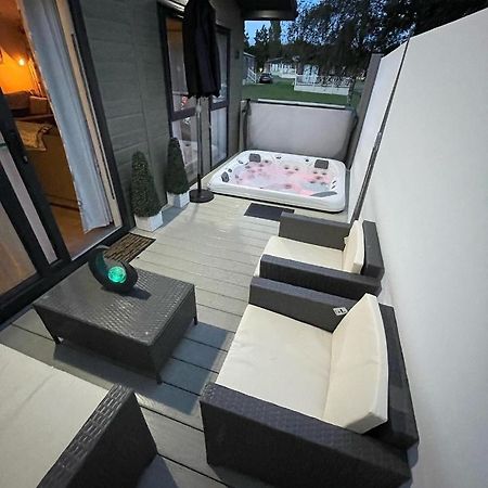 Reynards Retreat Lodge With Hot Tub Barmby on the Moor Экстерьер фото