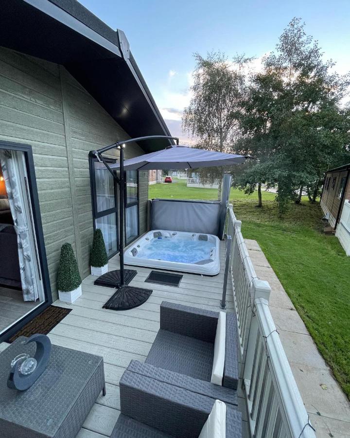 Reynards Retreat Lodge With Hot Tub Barmby on the Moor Экстерьер фото