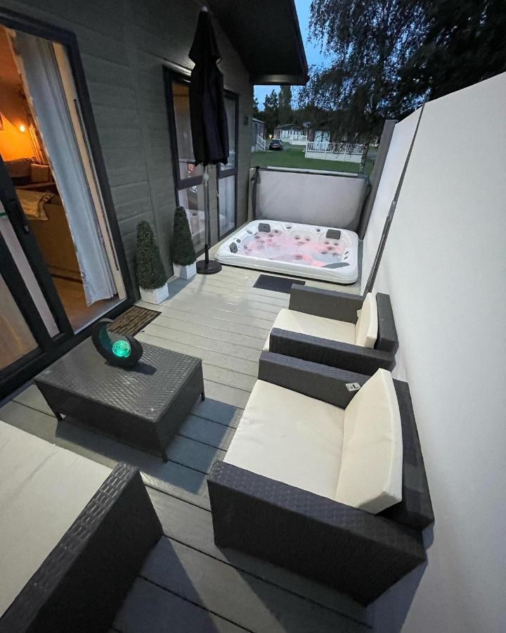 Reynards Retreat Lodge With Hot Tub Barmby on the Moor Экстерьер фото