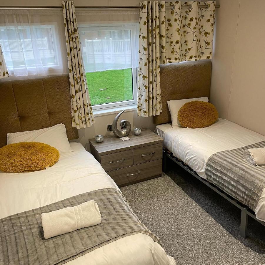 Reynards Retreat Lodge With Hot Tub Barmby on the Moor Экстерьер фото
