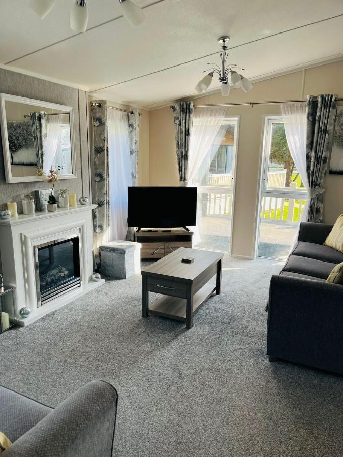 Reynards Retreat Lodge With Hot Tub Barmby on the Moor Экстерьер фото
