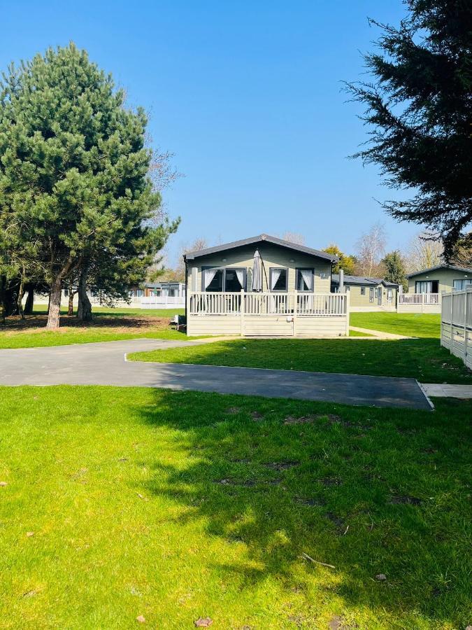 Reynards Retreat Lodge With Hot Tub Barmby on the Moor Экстерьер фото